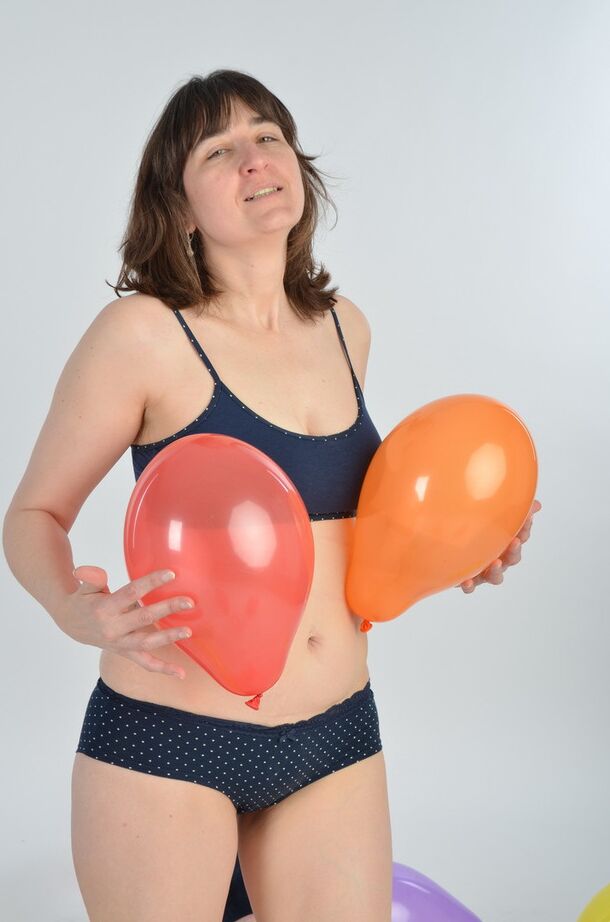 20P Mulher amadora Hot MILF descobre os seios depois de segurar balões