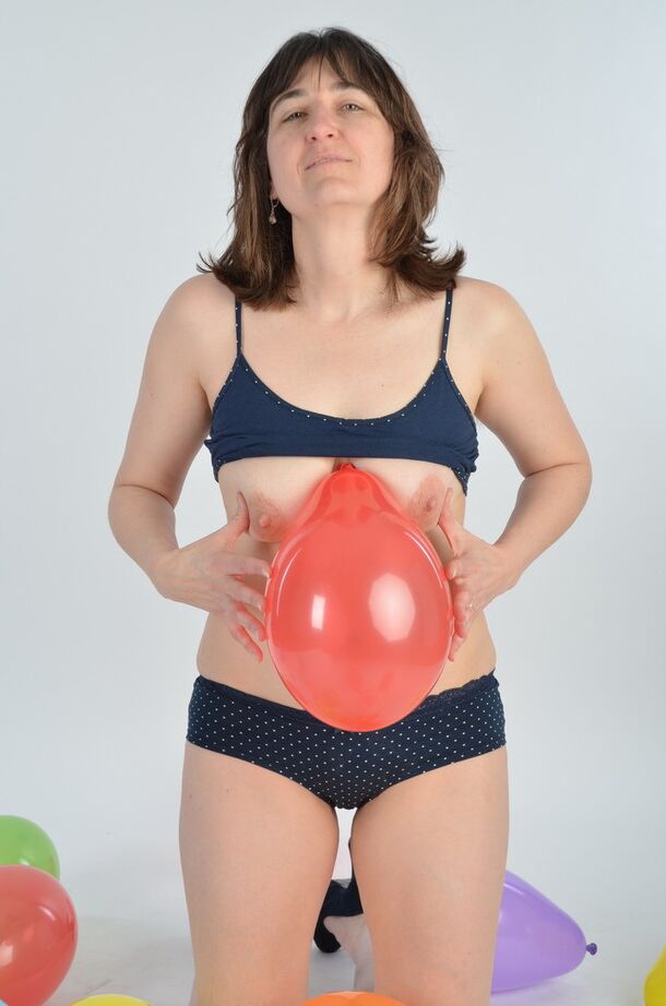 20P Mulher amadora Hot MILF descobre os seios depois de segurar balões