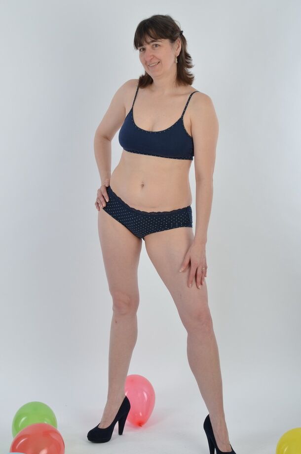 20P Mulher amadora Hot MILF descobre os seios depois de segurar balões