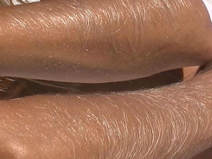 14P Милфа Лори Андерсон показывает крупным планом свои очень длинные волосы на руках на пляже