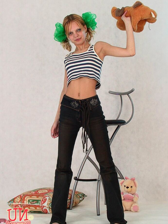 21P Amateur-Teenager mit kleinen Titten Violetta spielt in einem Solo mit ihrer buschigen Muschi