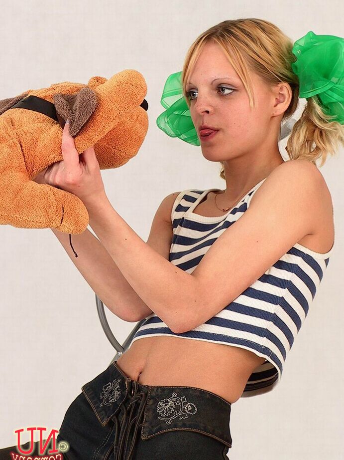 21P Amateur-Teenager mit kleinen Titten Violetta spielt in einem Solo mit ihrer buschigen Muschi