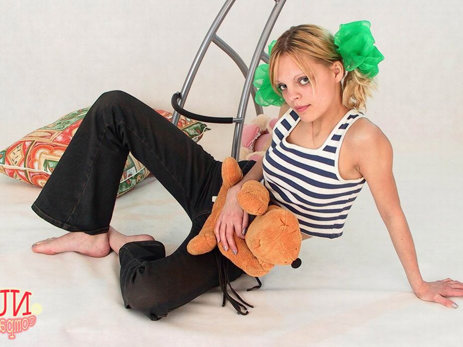 21P Amateur-Teenager mit kleinen Titten Violetta spielt in einem Solo mit ihrer buschigen Muschi