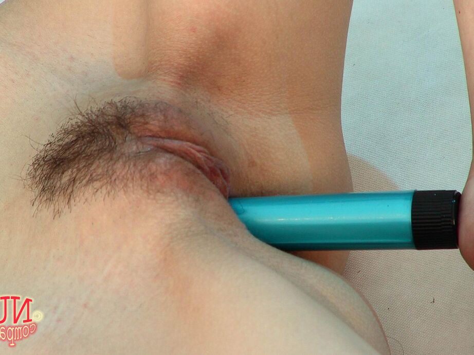 21P Amateur-Teenager mit kleinen Titten Violetta spielt in einem Solo mit ihrer buschigen Muschi