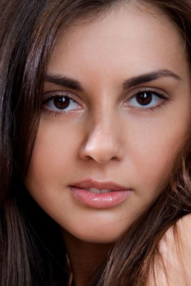 18P A adolescente morena Astrud A trabalha sem roupas transparentes para poses nuas