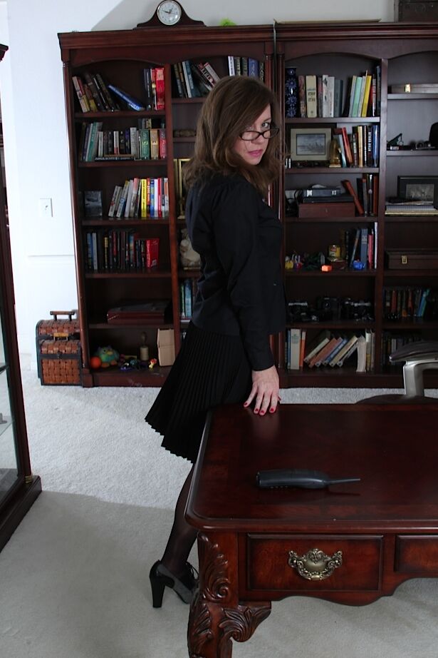 16P MILF de más de 40 años Joanie Bishop es una secretaria sexy en pantimedias y falda