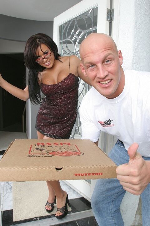 16P Linda latina MILF fica envidraçada de porra depois de sexo com um pizzaiolo pendurado