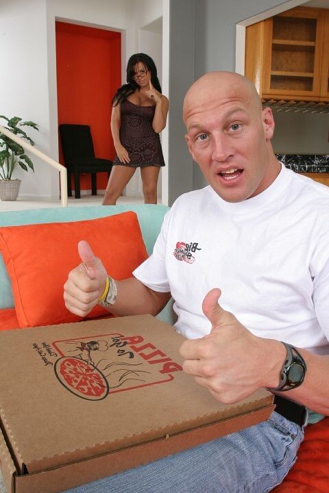 16P Linda latina MILF fica envidraçada de porra depois de sexo com um pizzaiolo pendurado