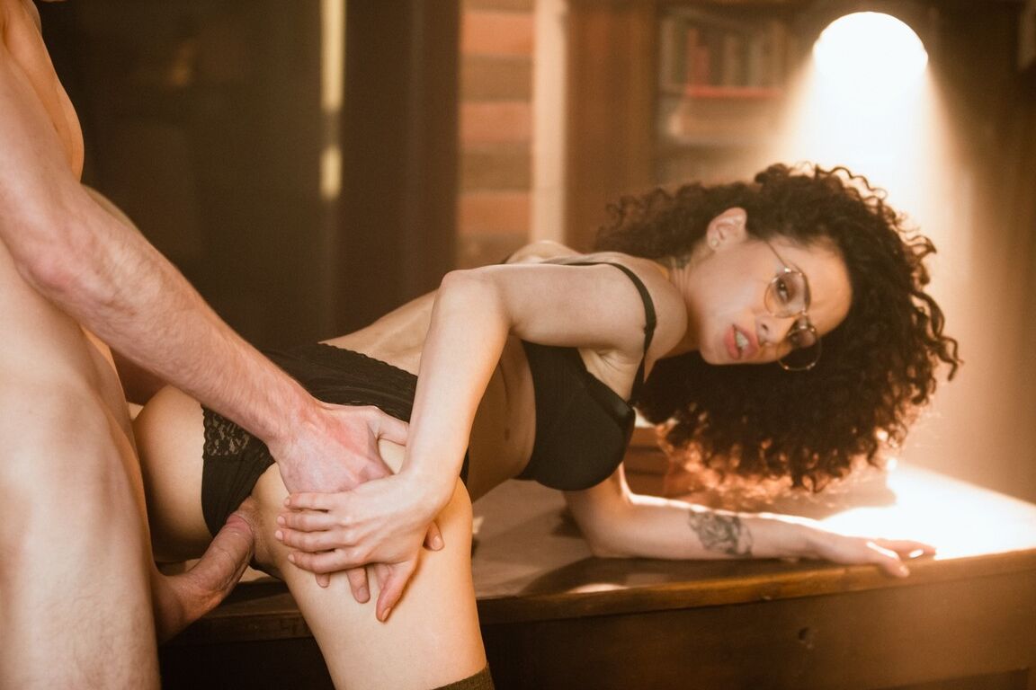 15P Sexy brunette Stacy Bloom sports tight curls during sexual intercourse