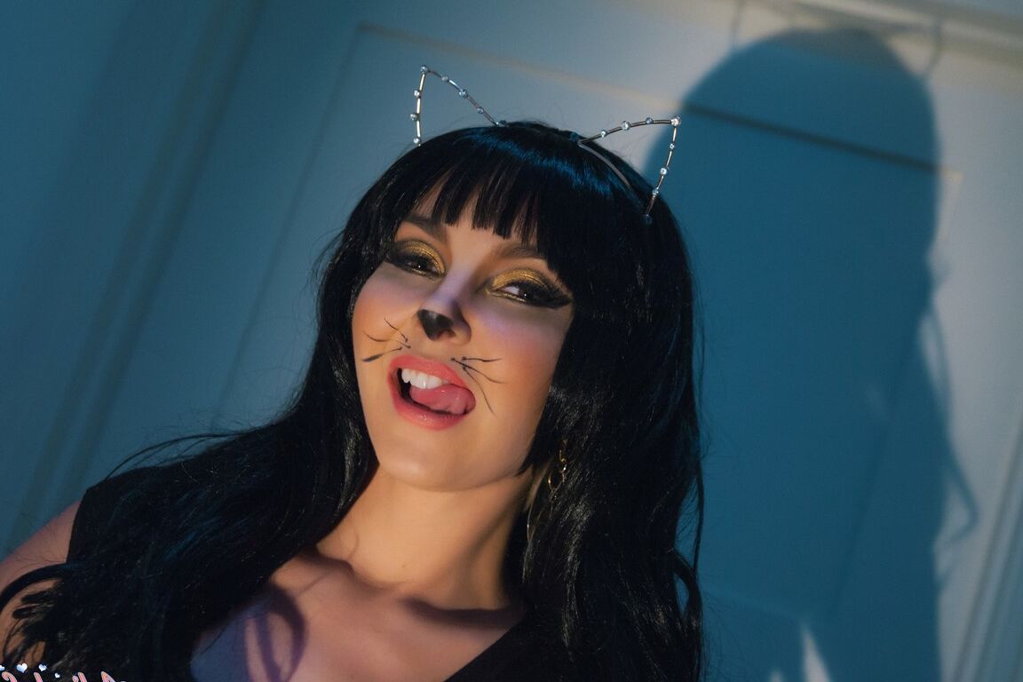 21P Naughty Kitty Aaliyah liebt es, sich auszuziehen und in sexy Netzsocken zu posieren