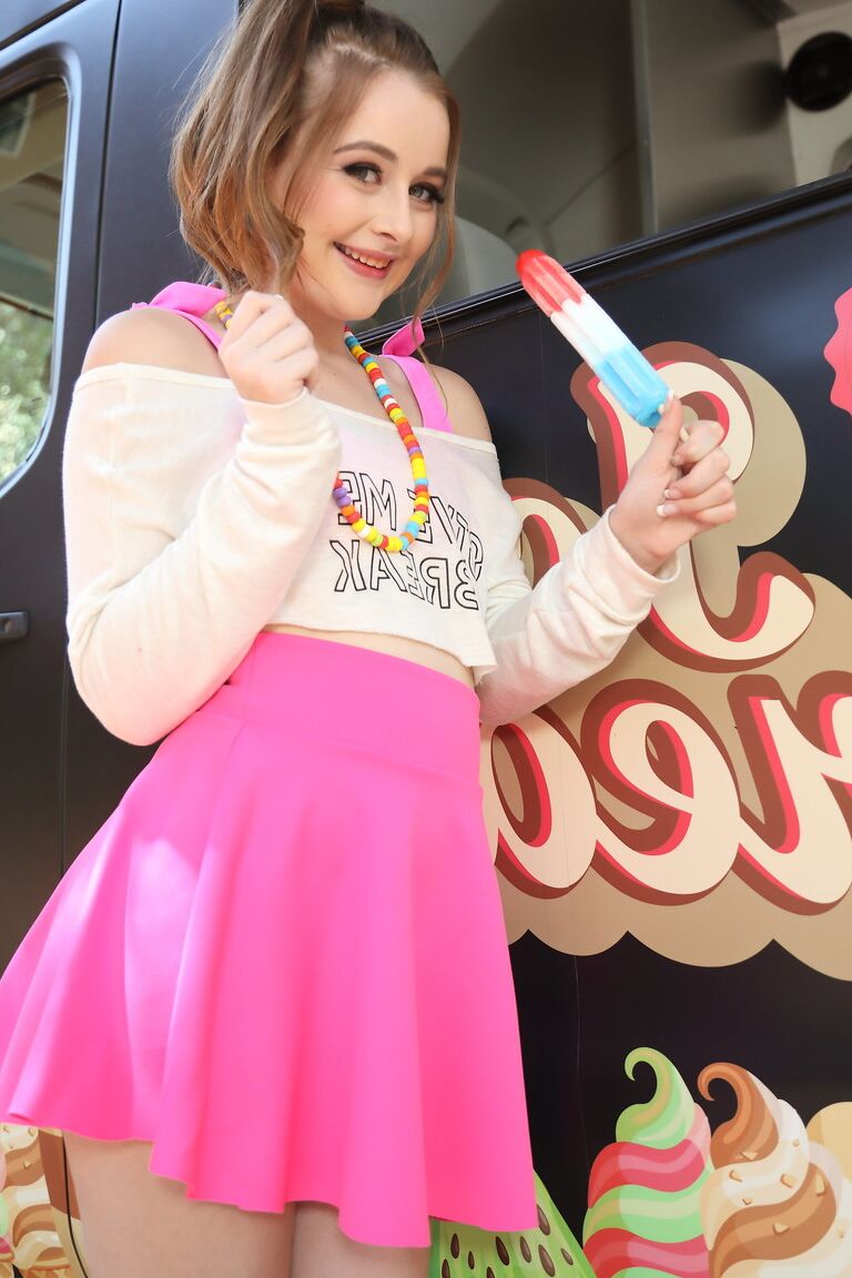 21P Das zierliche Teenie-Babe Danni Rivers lutscht gleichzeitig ein Eis am Stiel und einen steinharten Schwanz