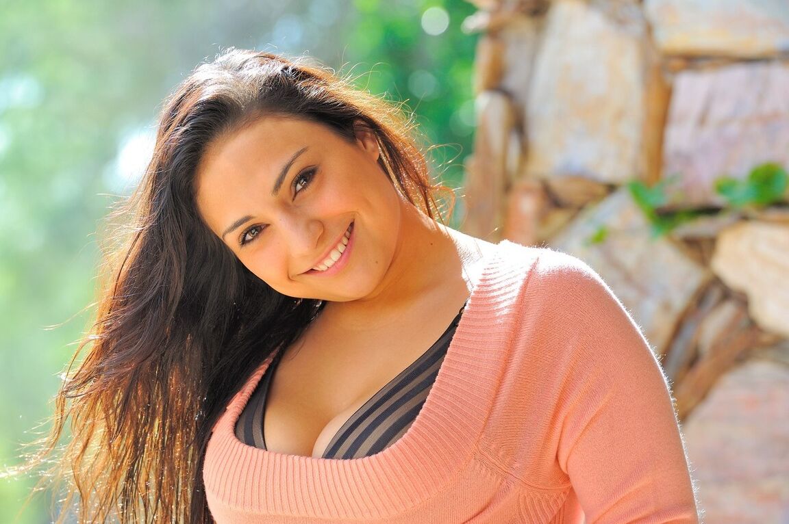 21P La belleza de pelo negro Rikki monta un pepino y acaricia sus grandes tetas
