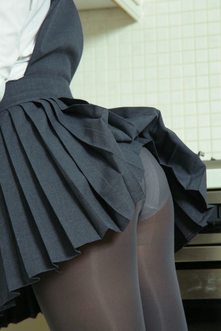 21P Sexy Jana B exibe sua vagina aparada enquanto tira a roupa na cozinha