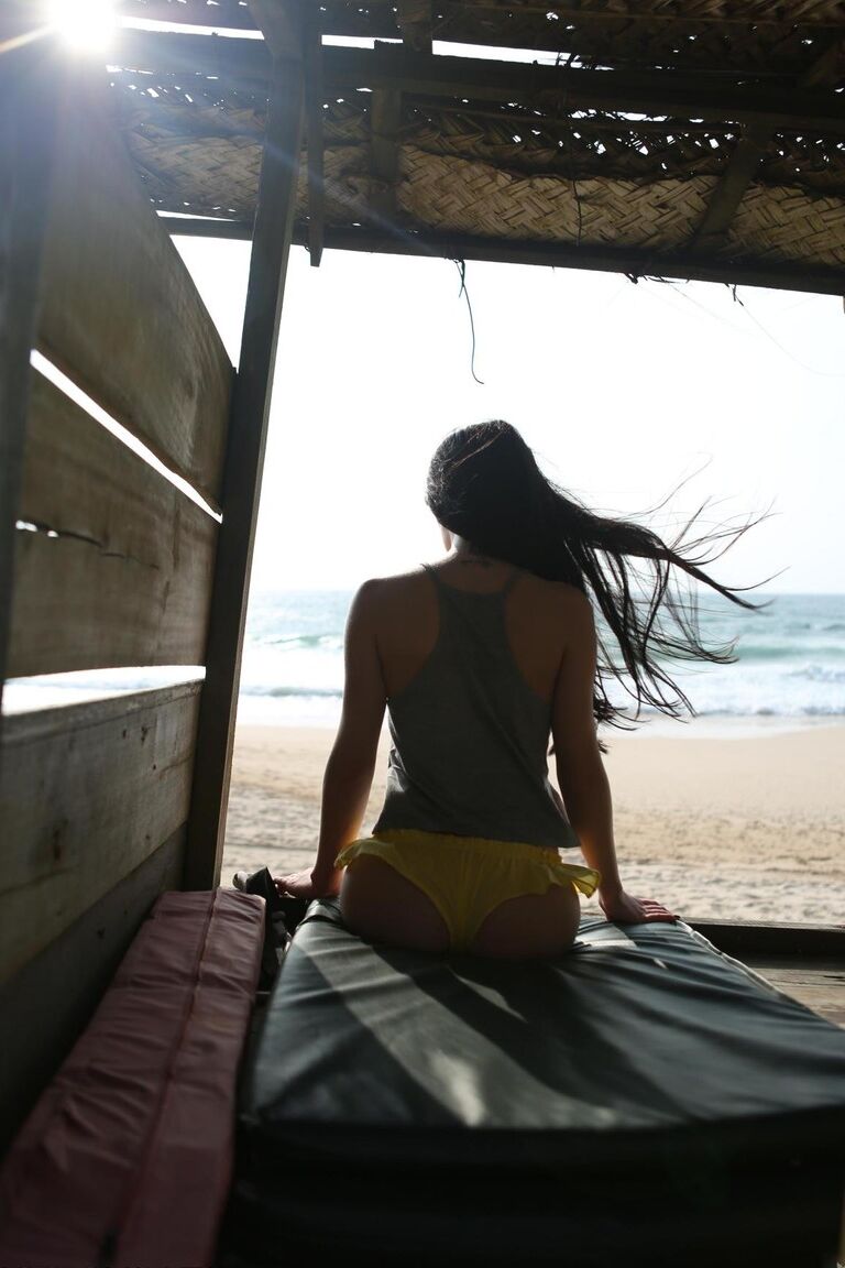 17P Mayer, une jeune fille tonique sur la plage, et son amie sexy affichent leurs culs chauds dans le sable.