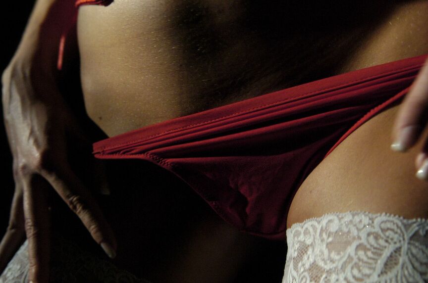 16P A loira sexy Sandra Sanchez perde seus seios naturais de um espartilho no escuro