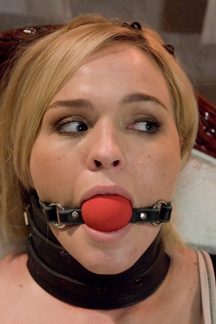 21P Empregada loira com peitos grandes Krissy Lynn e o mascarado Winter Sky desfrutam de sexo bondage