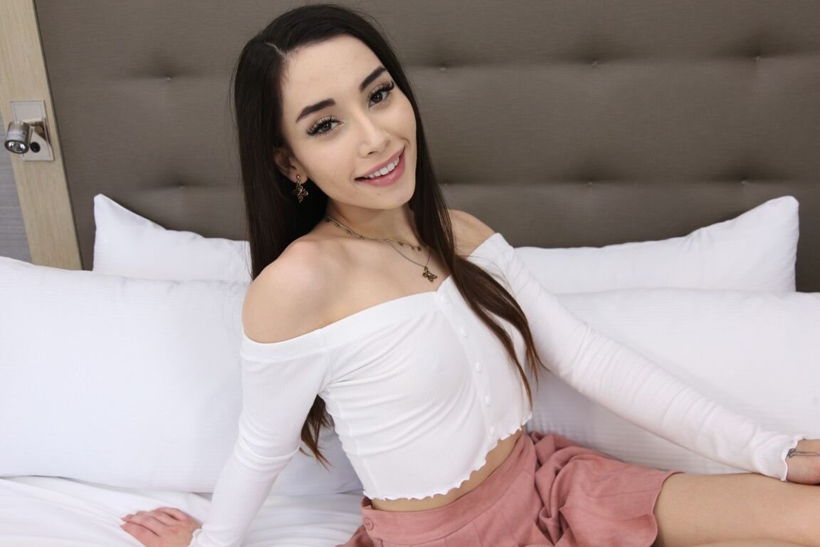 21P A adolescente canadense magrinha Aria Lee dá um boquete incrível antes do sexo POV