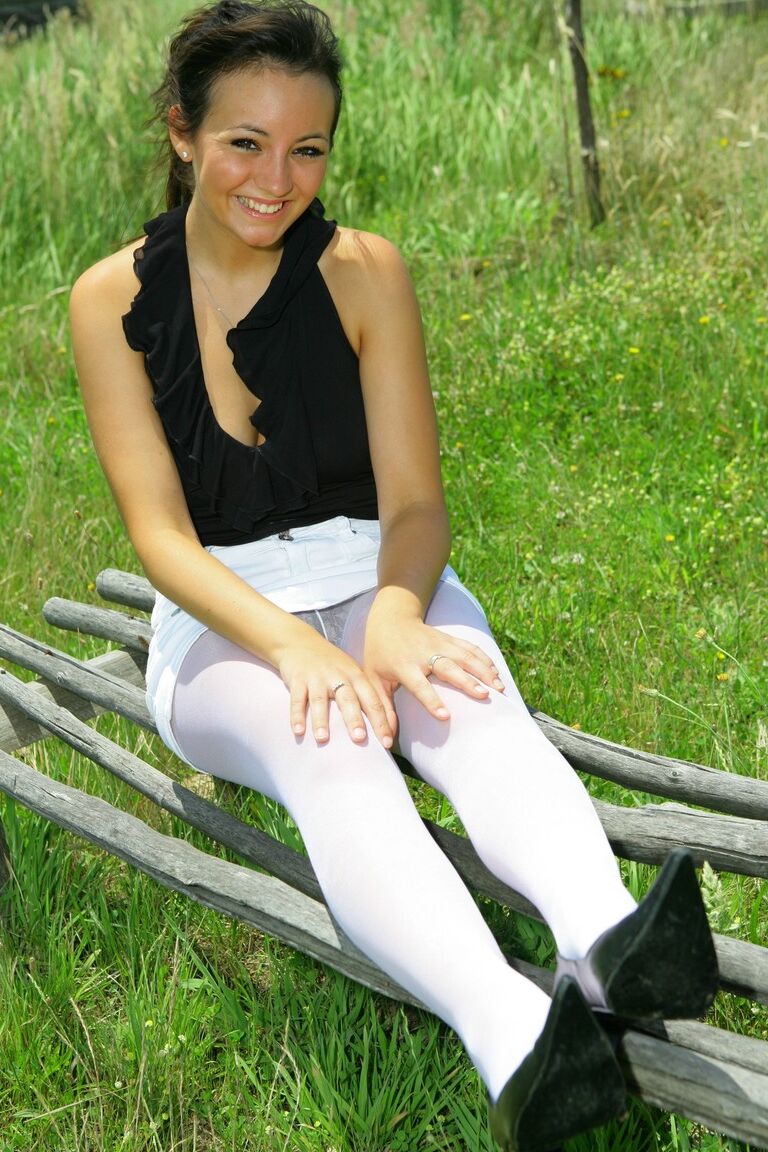 21P La sexy Rachael B se muerde el dedo mientras revela sus naturales al aire libre