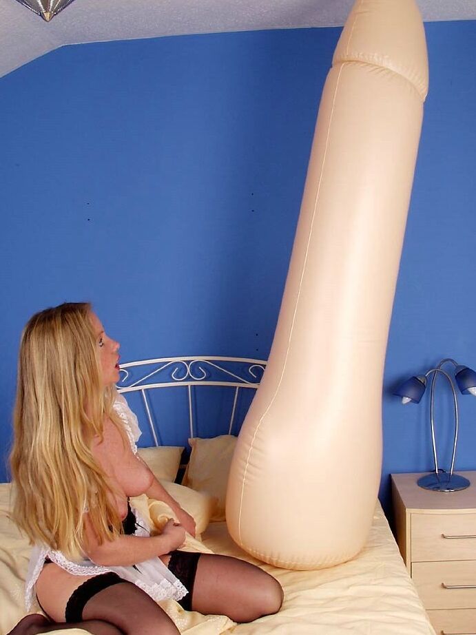 21P La caliente sirvienta británica Lou Lou descubre una polla inflable de 8 pies y la monta