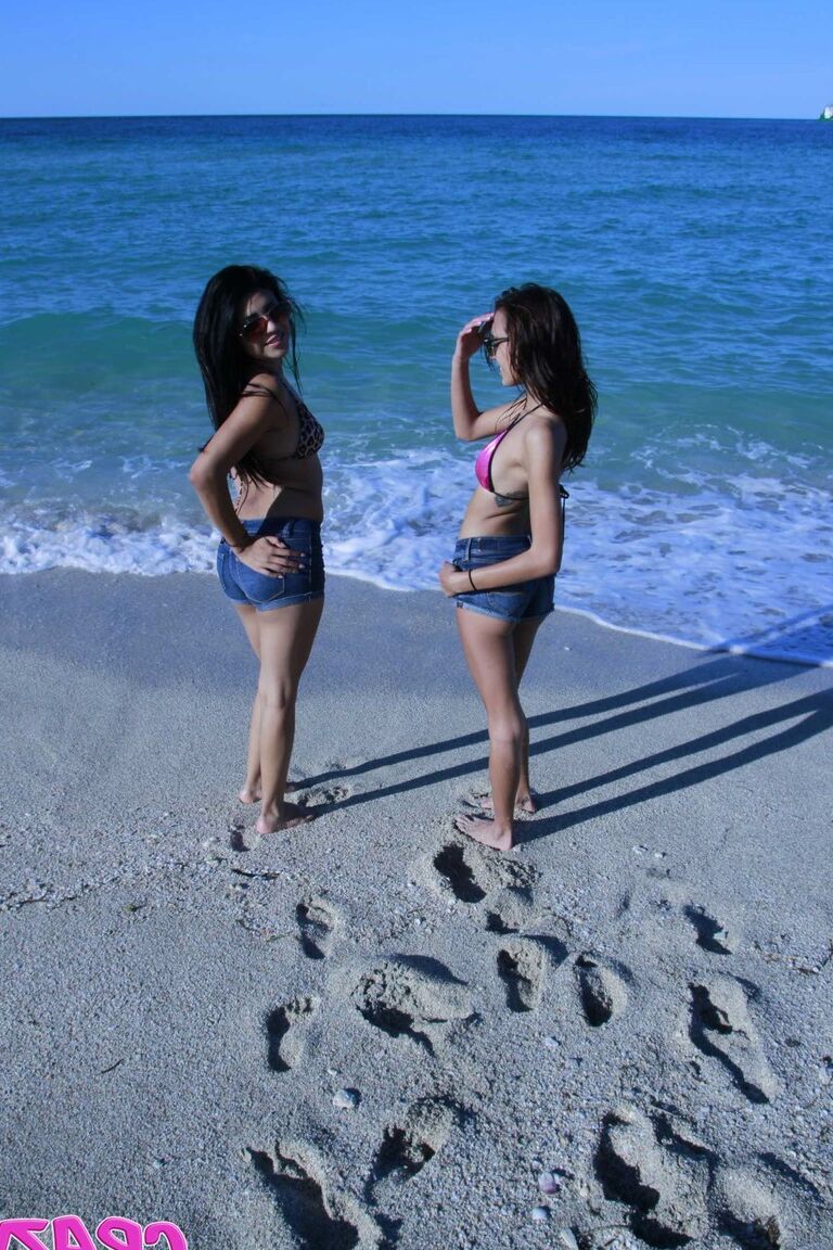 21P Las jóvenes flacas Janice Griffith y Lexy Villa se prueban la vagina al aire libre