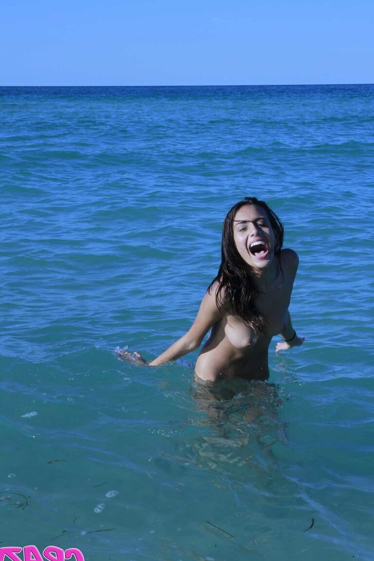 21P Las jóvenes flacas Janice Griffith y Lexy Villa se prueban la vagina al aire libre