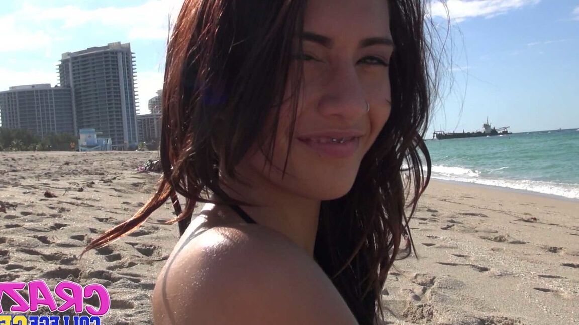 21P Las jóvenes flacas Janice Griffith y Lexy Villa se prueban la vagina al aire libre