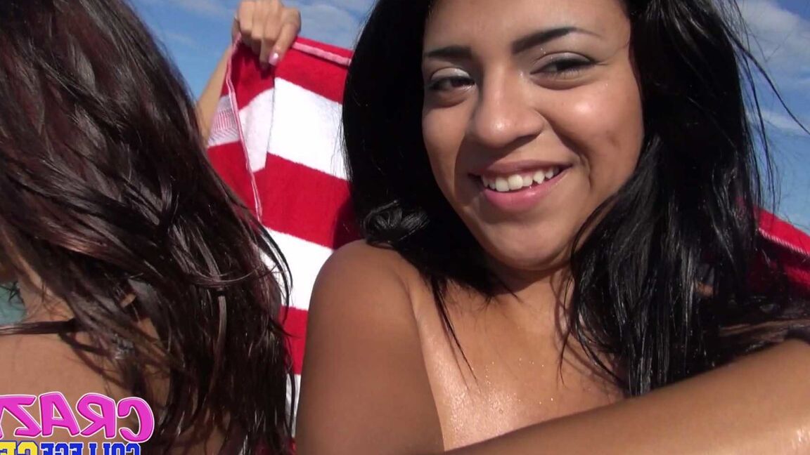 21P Las jóvenes flacas Janice Griffith y Lexy Villa se prueban la vagina al aire libre