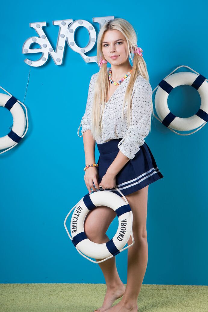 20P Petite loira adolescente Kylie em tiras de tranças para modelar belos peitos