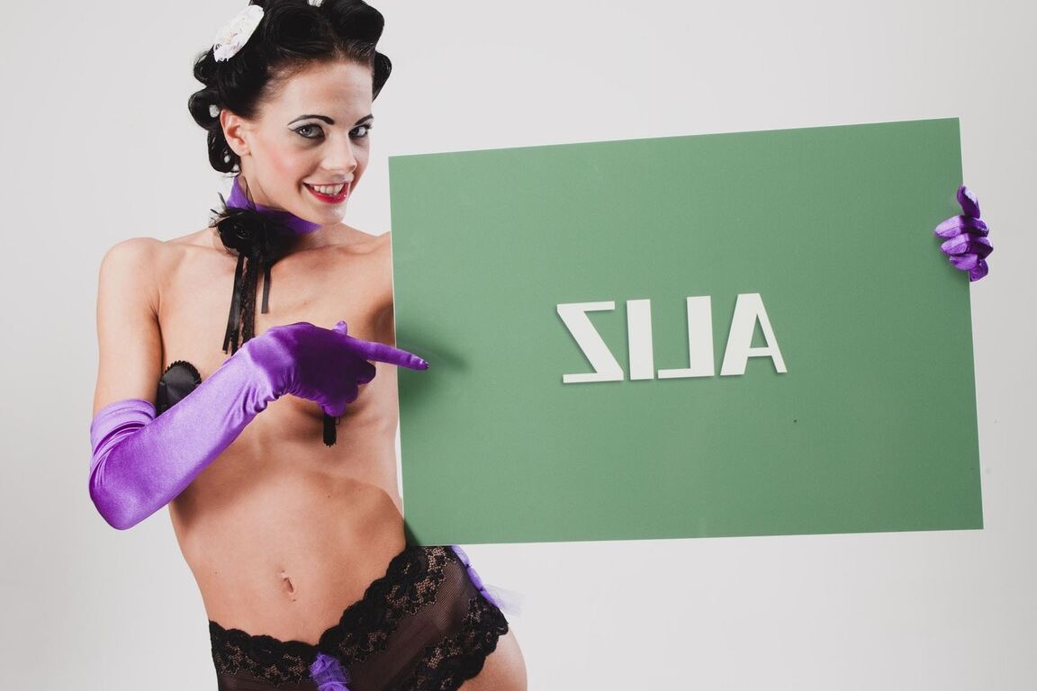 20P A gata esbelta de cabelos cacheados Aliz mostra seu corpo e é fodida