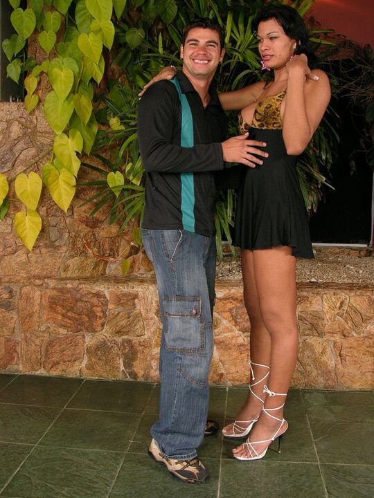20P Transexual sensual y su chico en una escandalosa pelea estilo perrito al aire libre