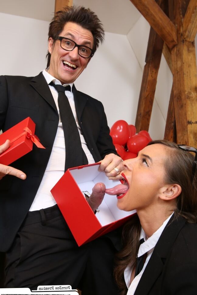 20P Secretaria cachonda de Alemania y su jefe celebran el día de San Valentín con sexo en la oficina