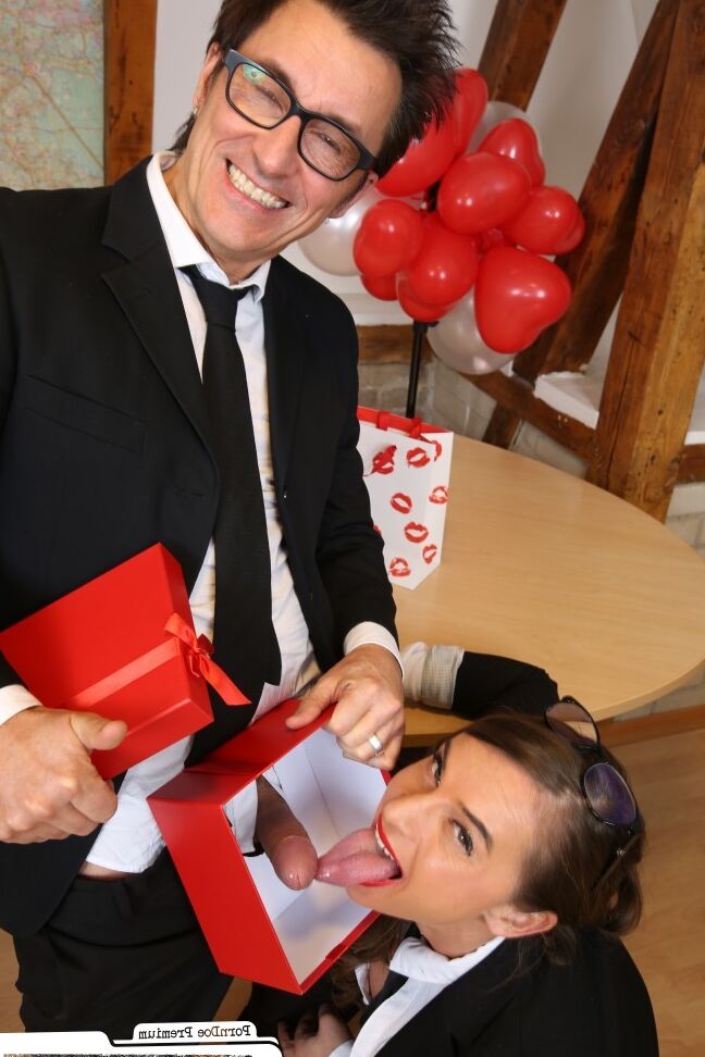 20P Secretaria cachonda de Alemania y su jefe celebran el día de San Valentín con sexo en la oficina