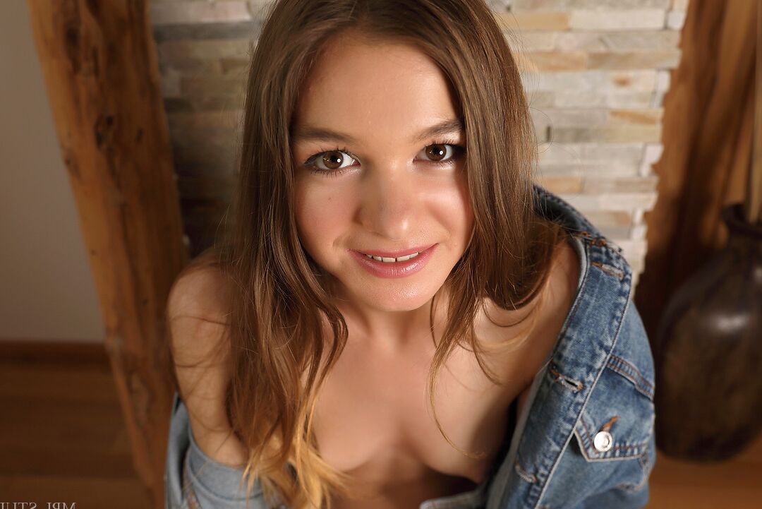 12P Chica caliente se quita una chaqueta vaquera y ropa interior sexy para modelar desnuda