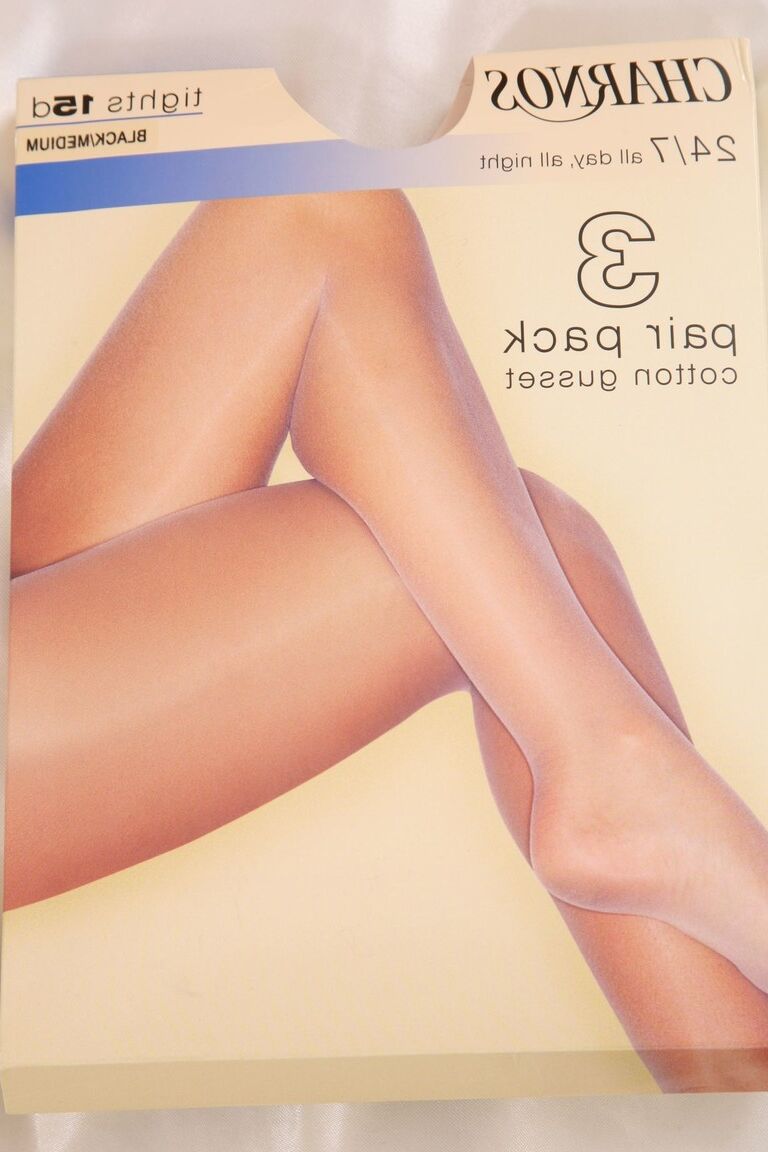 21P Sexy Tease Clair M zeigt ihre natürlichen Titten in ihrer Strumpfhose auf dem Bett