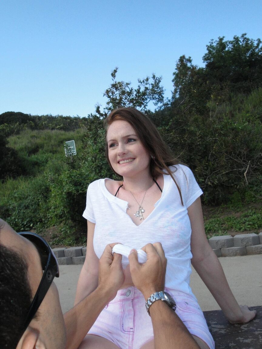 21P A ruiva Holly Hansen recebe um botão rígido em sua boceta úmida após uma massagem oleosa