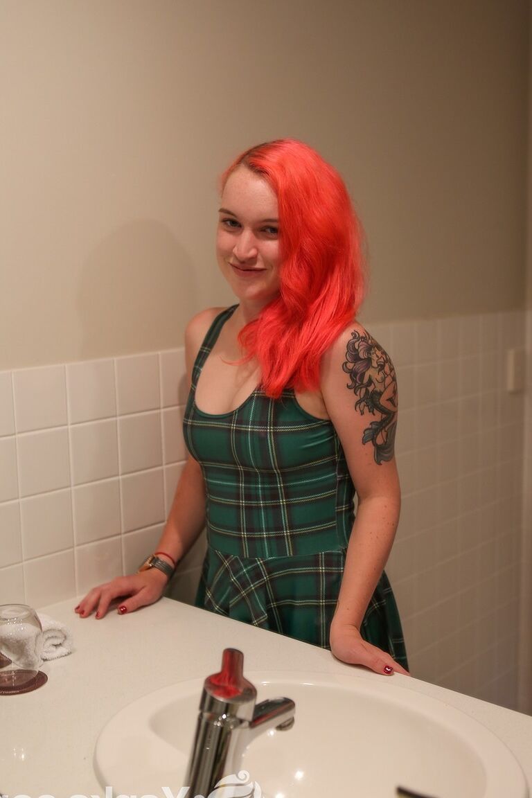 17P, la jeune australienne Sierra Knight aux cheveux roses se masturbe la chatte dans la salle de bain