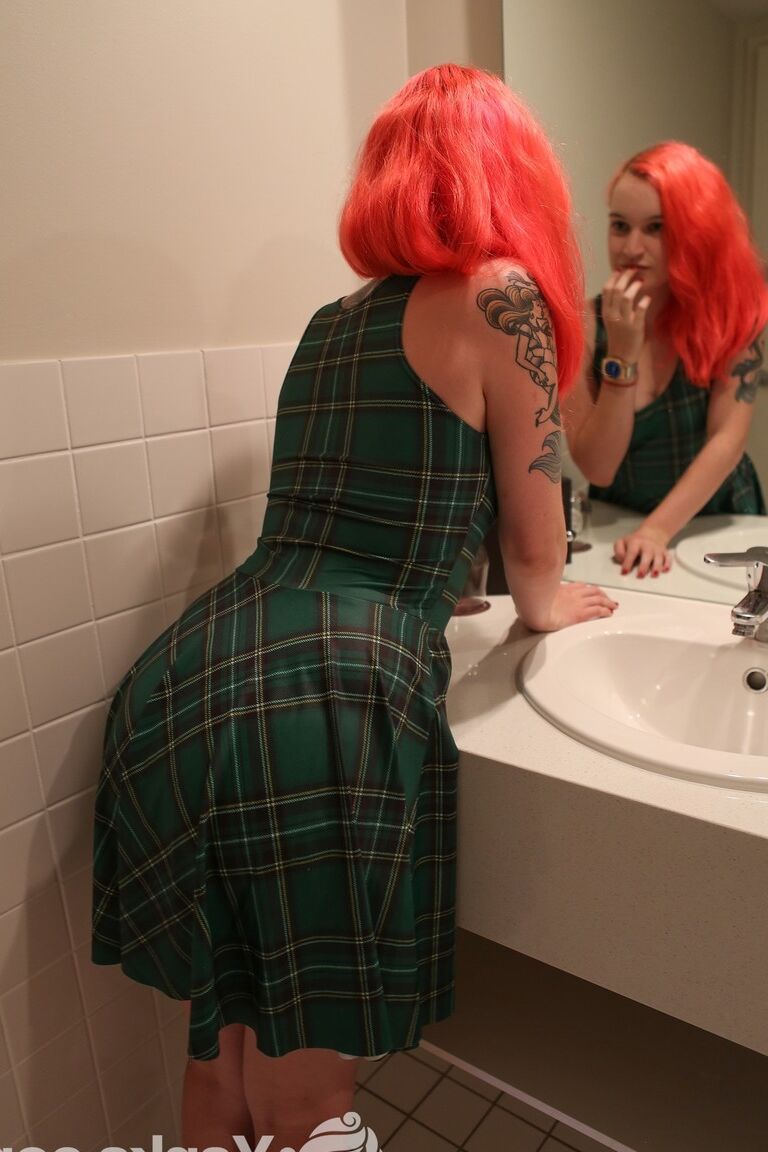 17P, la jeune australienne Sierra Knight aux cheveux roses se masturbe la chatte dans la salle de bain