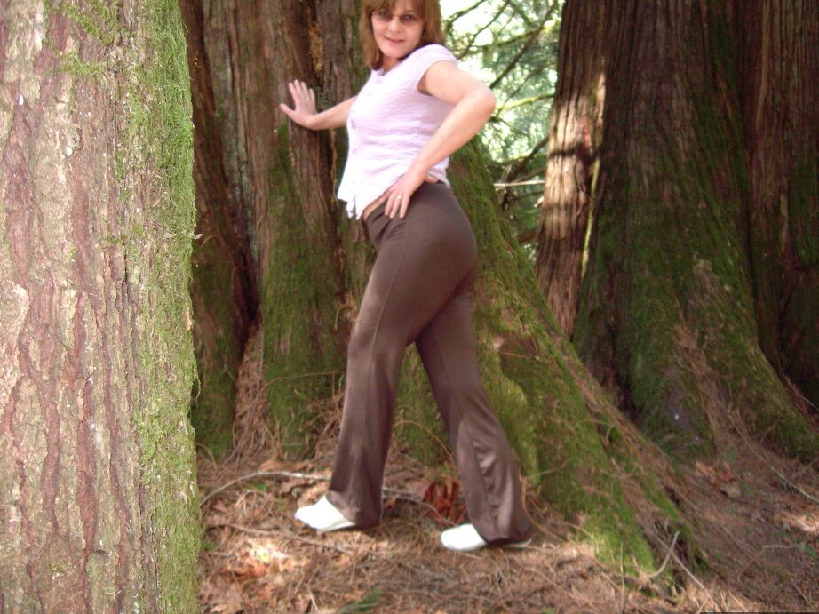 20P Mulher amadora Cougar Babe Lolee se expõe em uma floresta antiga
