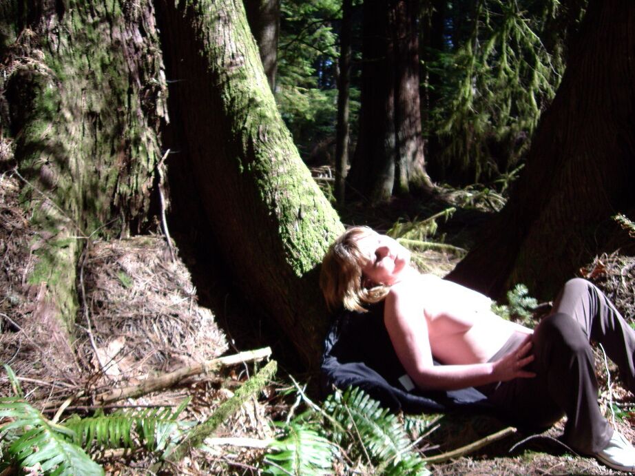 20P Mulher amadora Cougar Babe Lolee se expõe em uma floresta antiga