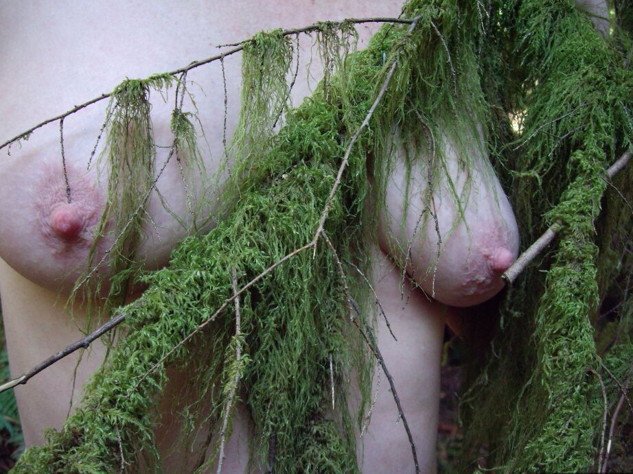 20P Mulher amadora Cougar Babe Lolee se expõe em uma floresta antiga