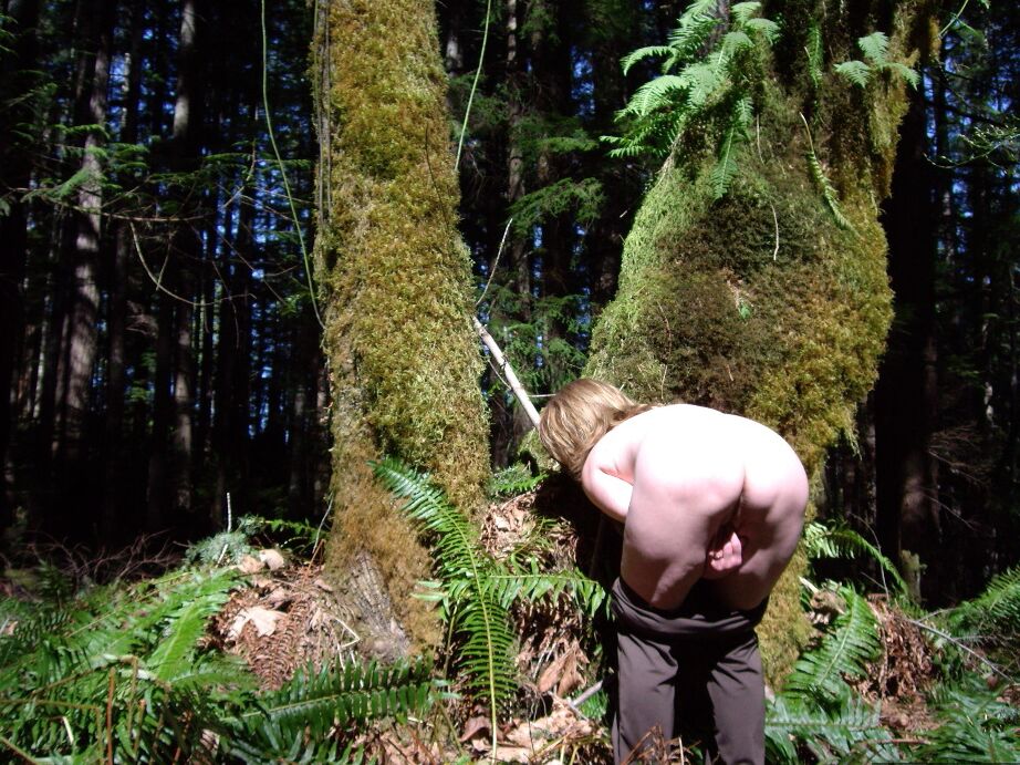 20P Mulher amadora Cougar Babe Lolee se expõe em uma floresta antiga