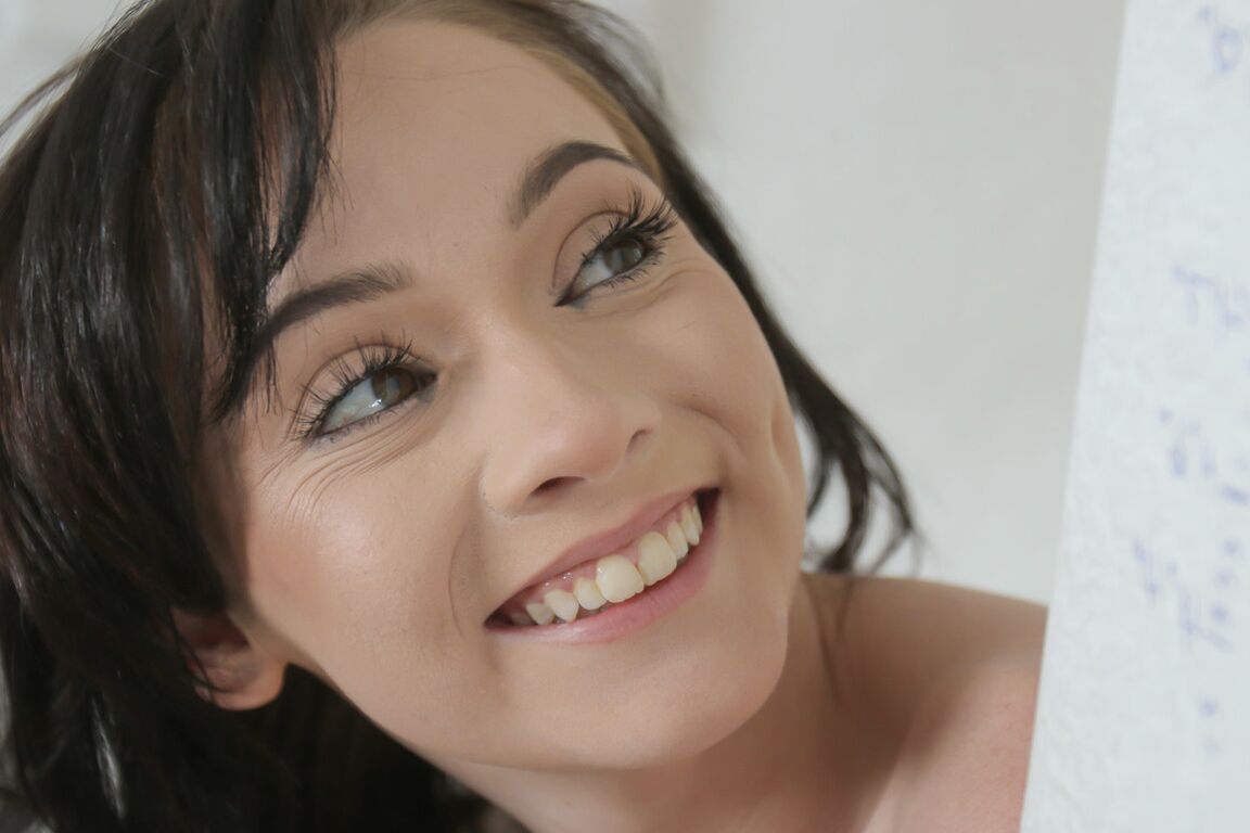21P Athena Rayne, une adolescente maigre aux cheveux noirs, chevauche une bite bien dure après l'avoir sucée