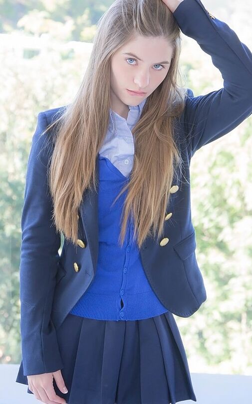 12P 制服を着たエッチな女子高生が膝の上で成績を上げる