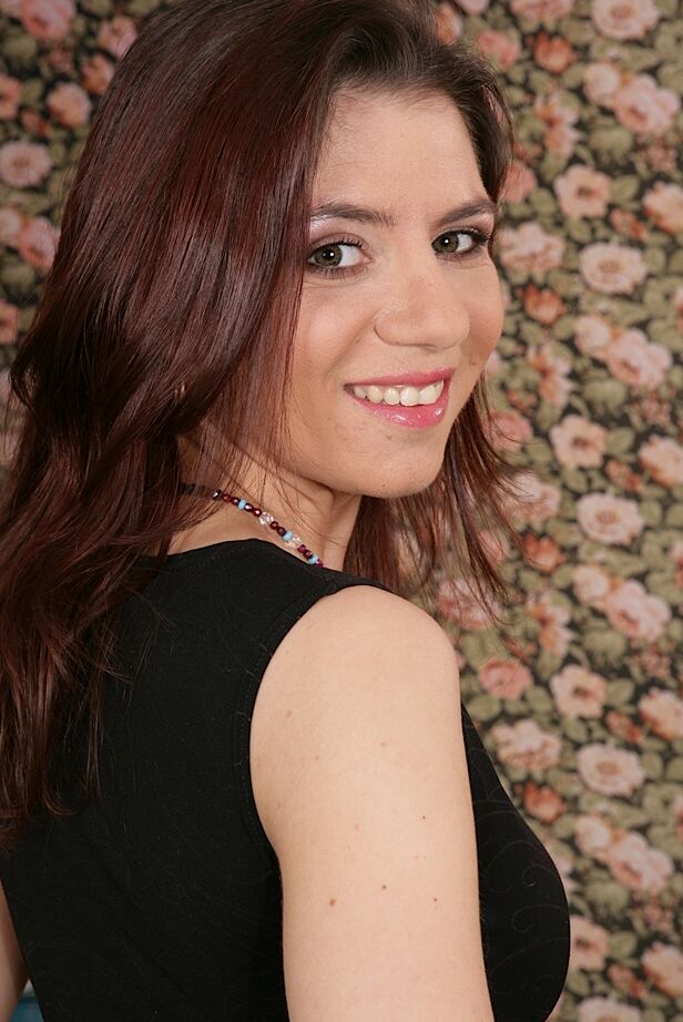 16P Smiley morena amadora se despindo e provocando sua boceta com os dedos