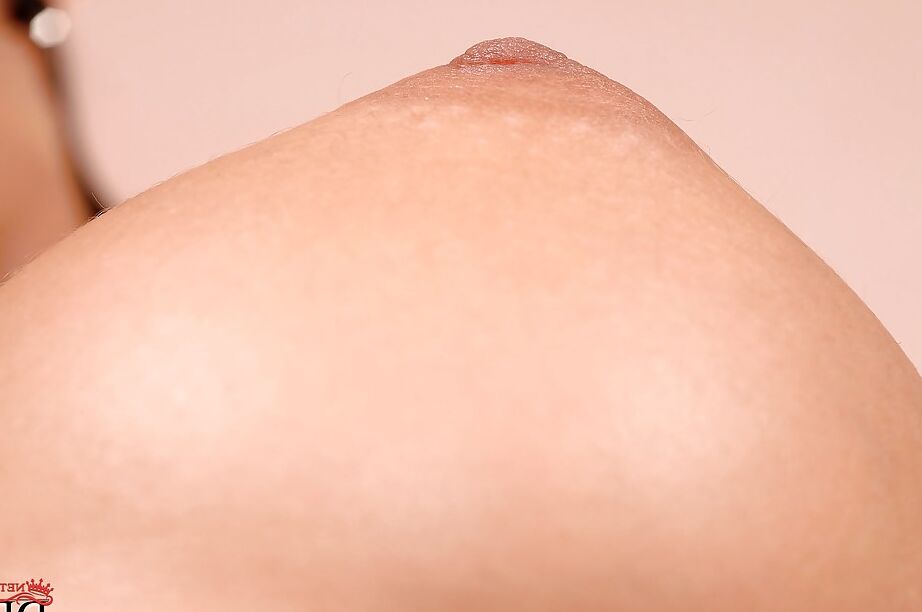 16P Foxy babe Lucy Belle se despindo e expondo seu amor em buracos apertados