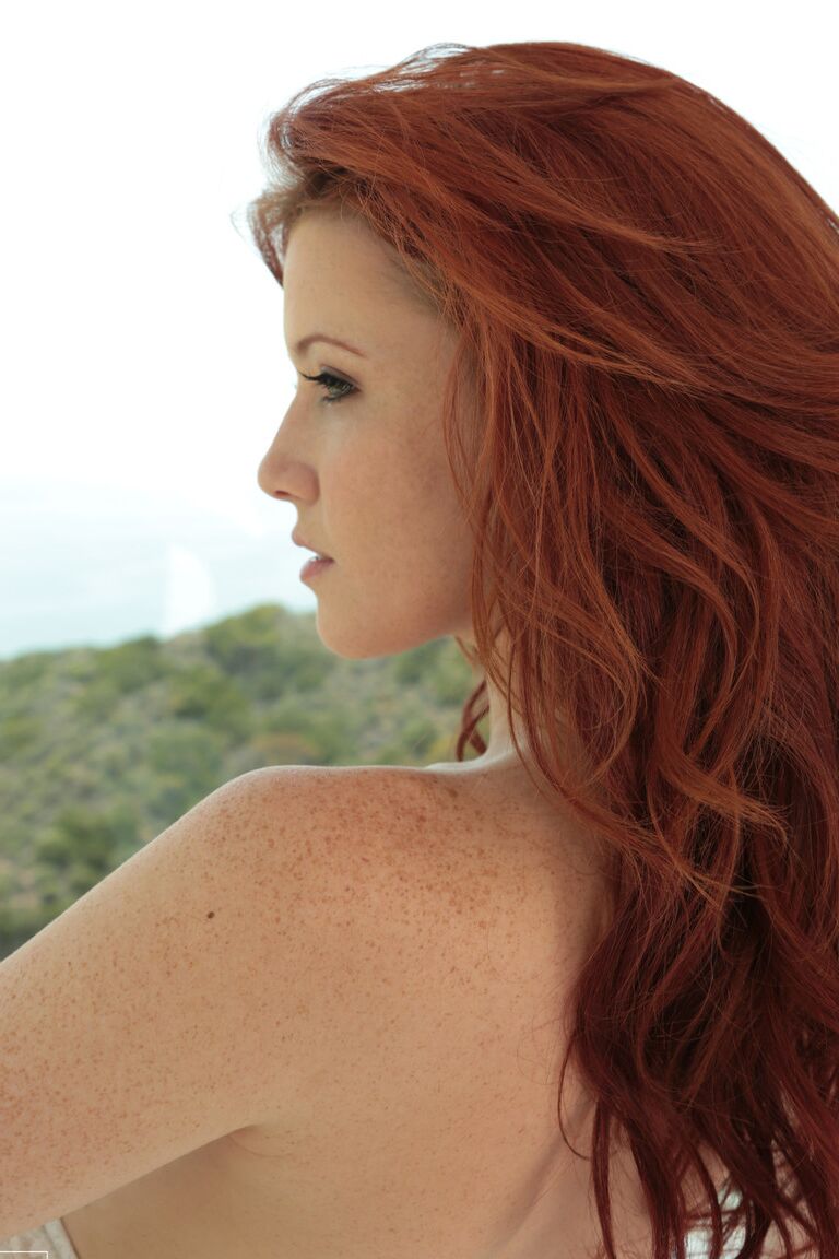 21P A ruiva esbelta Elle Alexandra fodendo sua inocente buceta rosa com um vibrador