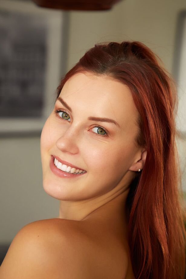 18P A ruiva sexy Charlie Red expõe sua bunda linda e fenda careca em uma sala de jantar