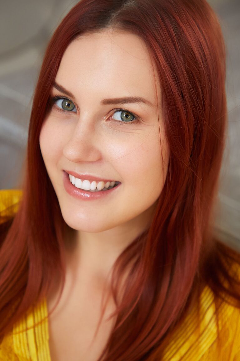 21P La rousse Charlie Red perd son body jaune pour montrer ses délicieux trous