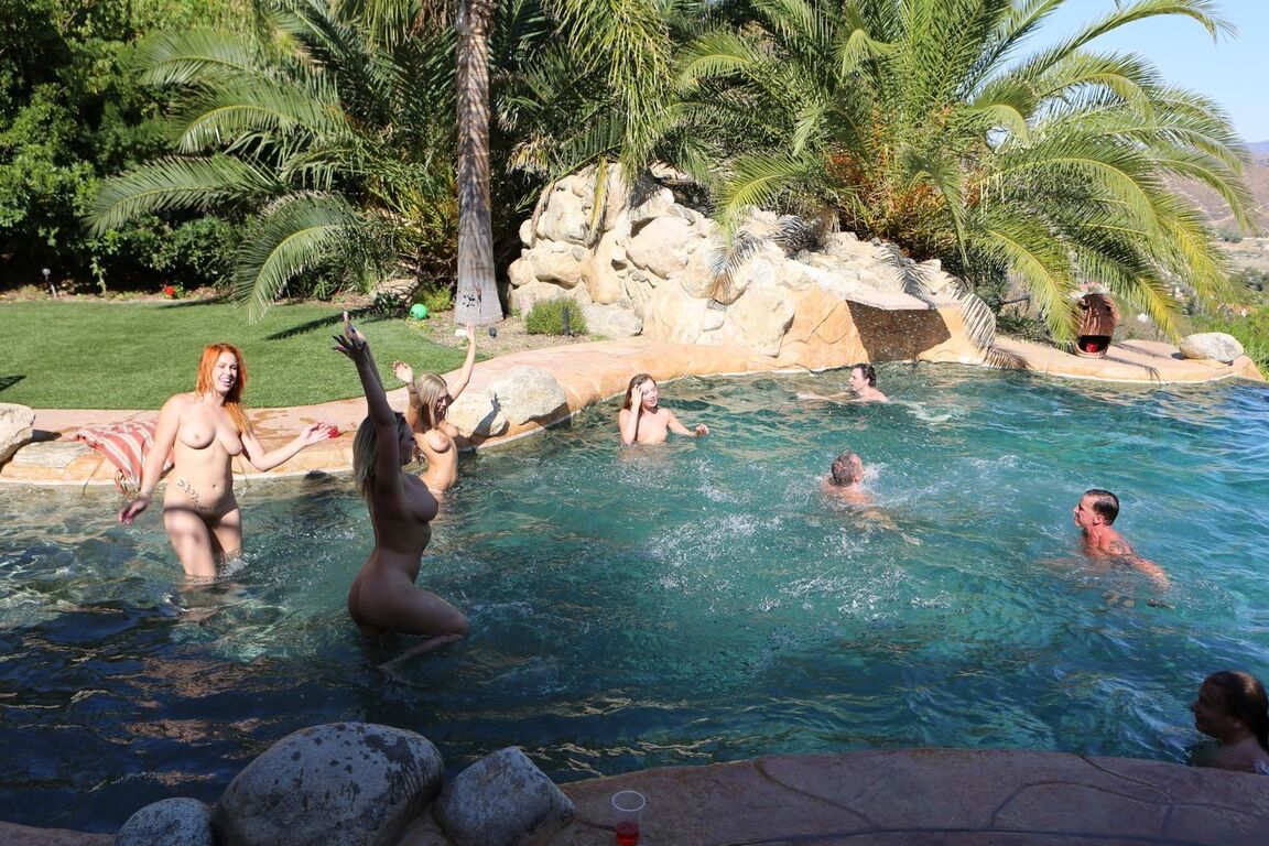 21P Grupo de estrelas porno americanas safadas fazendo uma festa de sexo ao ar livre na piscina