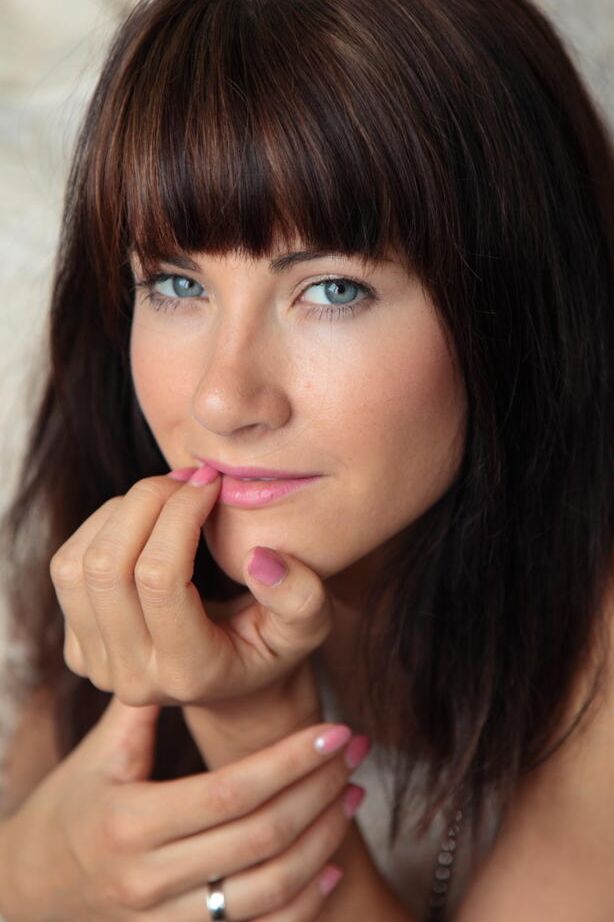 12P Das wunderschöne schwarzhaarige Starlet Lauren Crist spreizt ihre Orgasmusmuschi